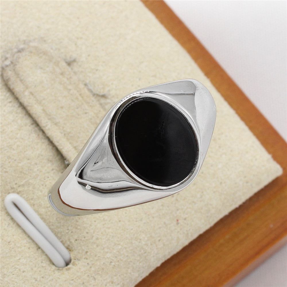 Modischer, minimalistischer ovaler Edelsteinring aus kühltonigem Titanstahl