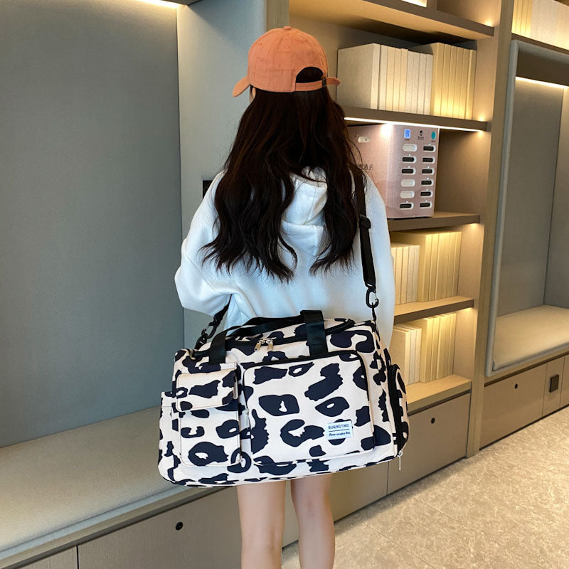 Trendige und minimalistische Fitness-Tasche im urbanen Stil mit extra großem Fassungsvermögen für maximalen Komfort