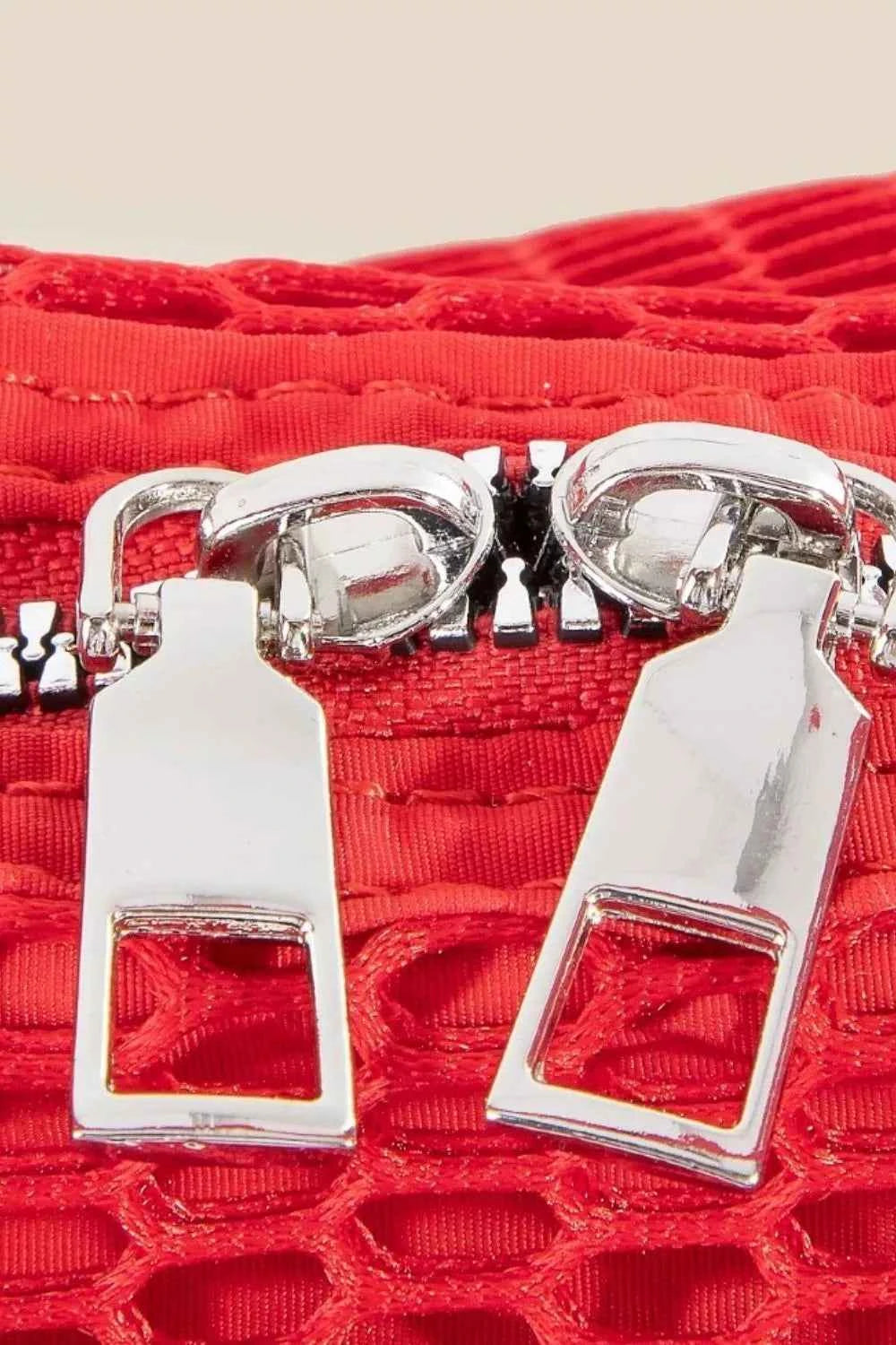 Fame Schultertasche aus strukturiertem Mesh mit Knoten