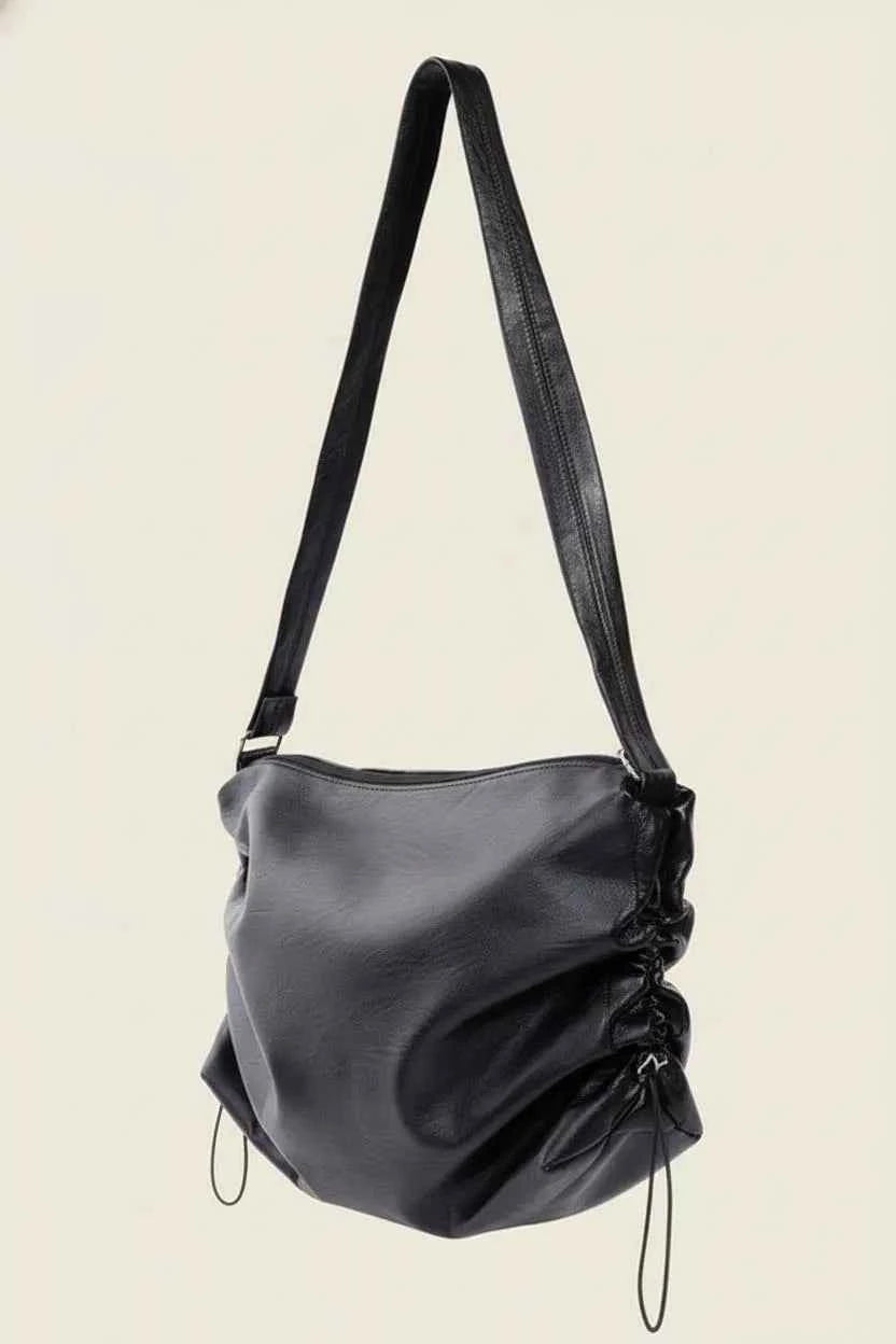 Fame Schultertasche aus Kunstleder mit gerafften Details