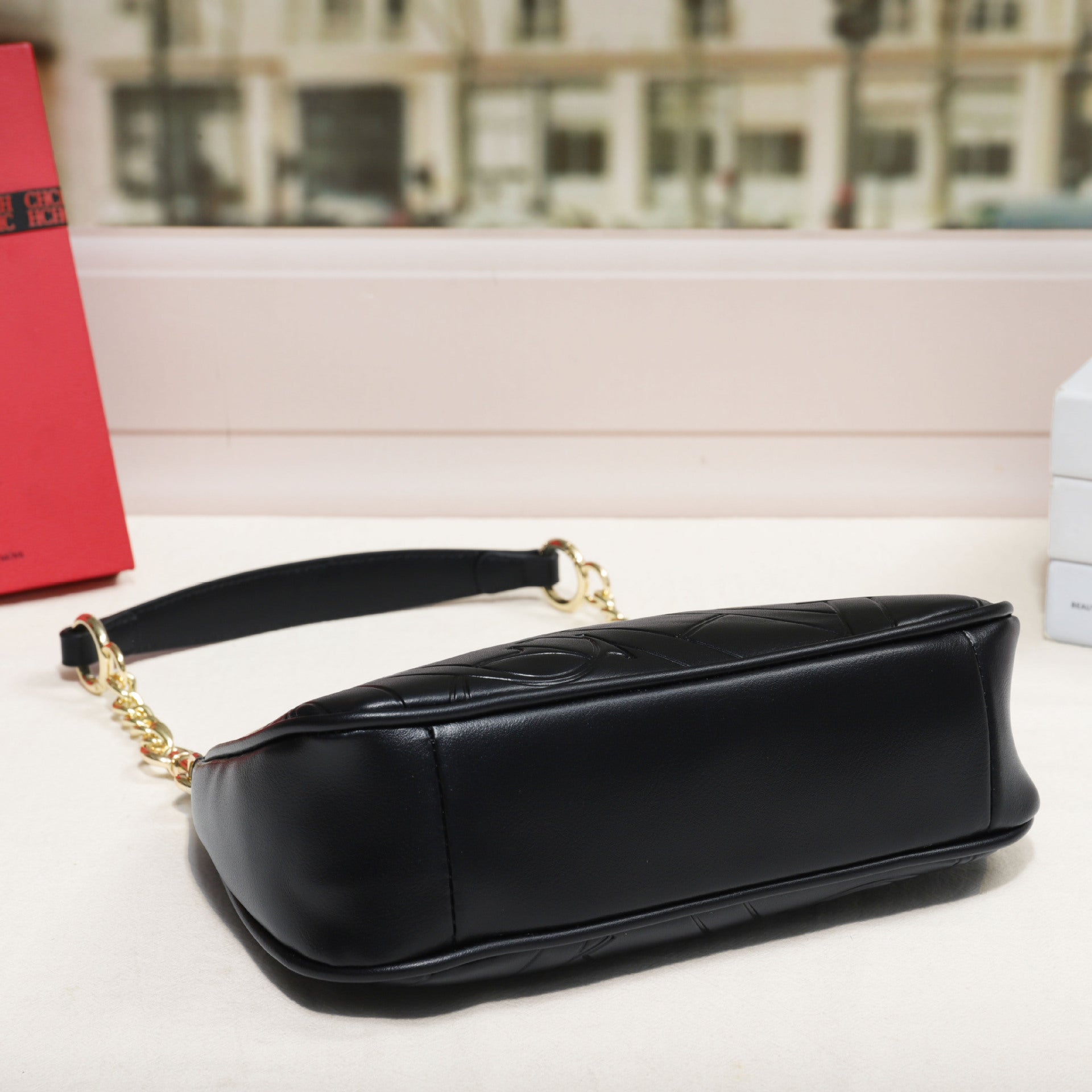 Modische, trendige Damen-Umhängetasche mit geprägtem Buchstabenaufdruck für stylische Outfits