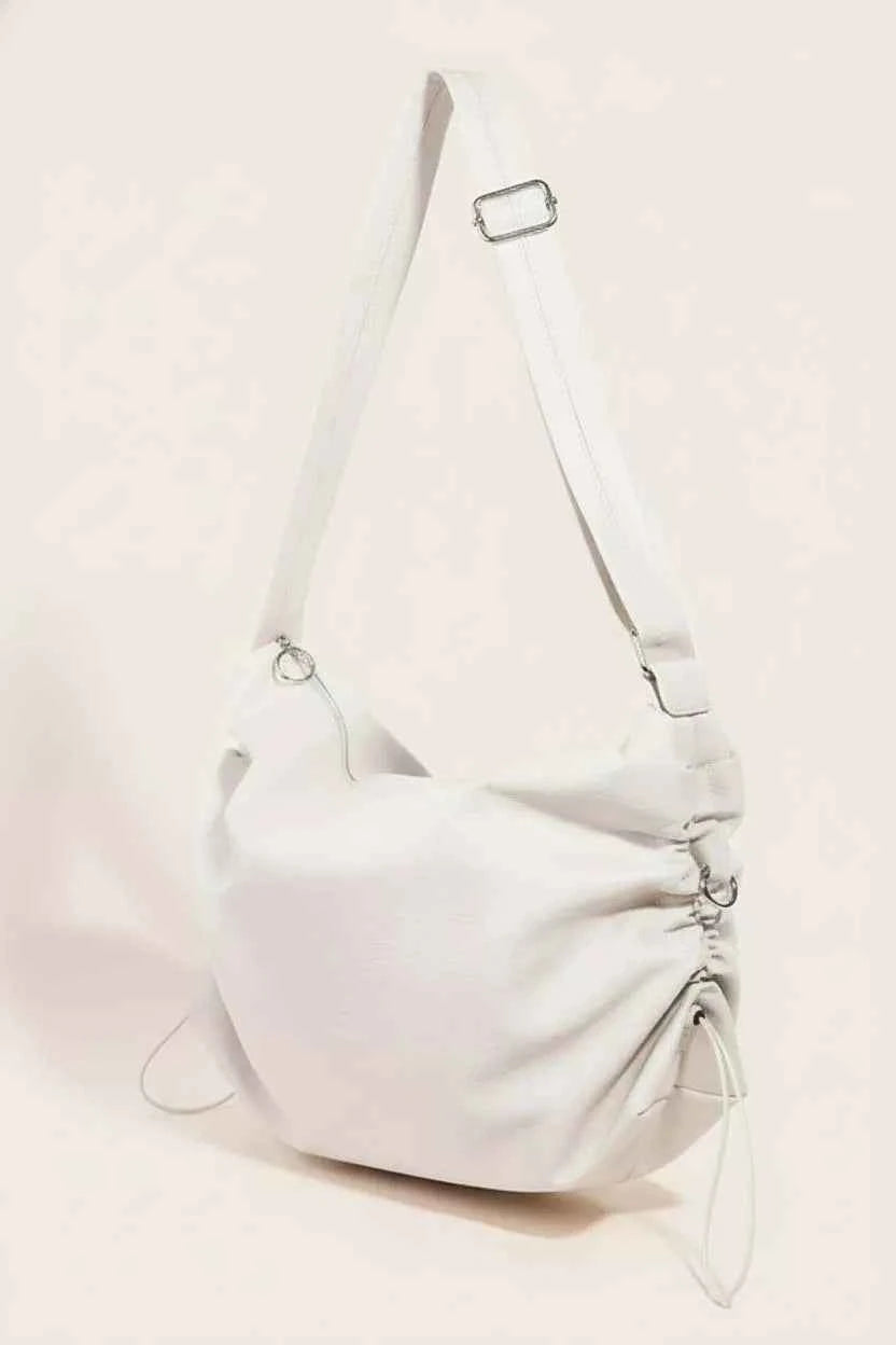 Fame Schultertasche aus Kunstleder mit gerafften Details
